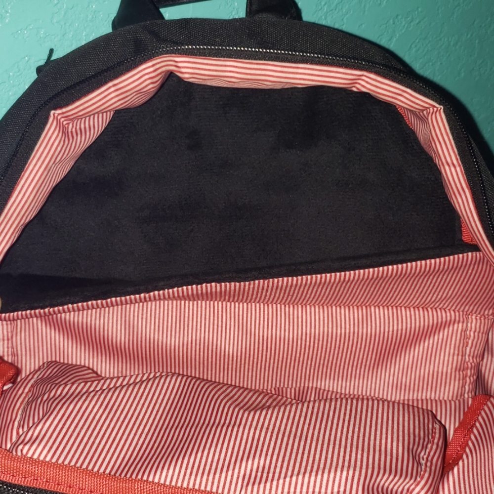 A black backpack - Picture 3 of 4